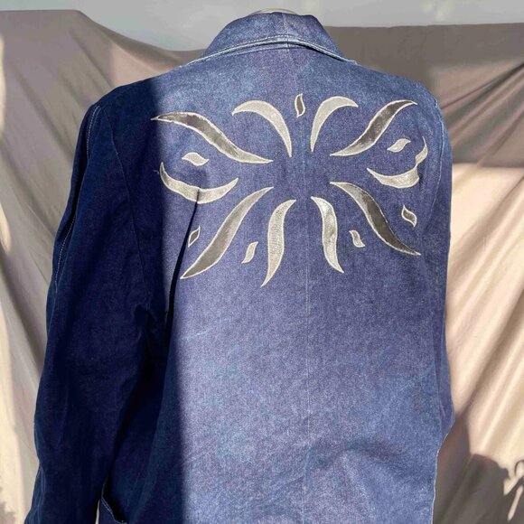 Vintage Embroidered Denim Jacket: Oversized 90s Jean Coat (M-XL) - Picture 6 of 9